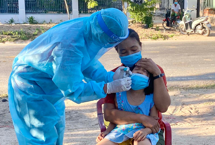 Nhân viên y tế lấy mẫu xét nghiệm SARS-CoV-2 cho người dân tại thị trấn Chư Sê. Ảnh: Như Nguyện