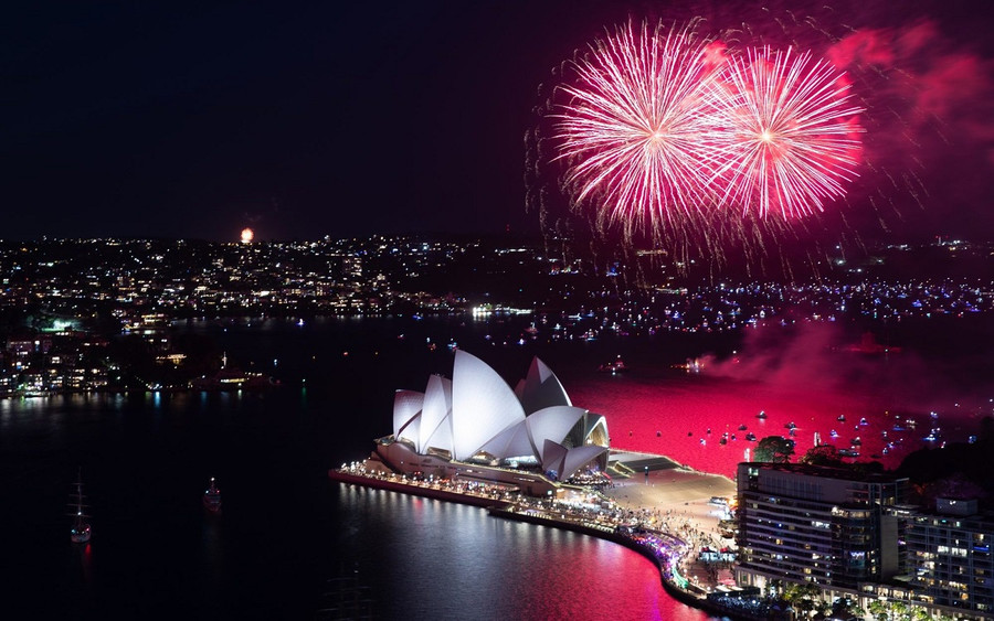 Pháo hoa rực sáng khu vực cầu cảng Sydney, Australia trong đêm giao thừa đón năm mới, ngày 31/12/2021. (Ảnh: The Sydney Morning Herald)