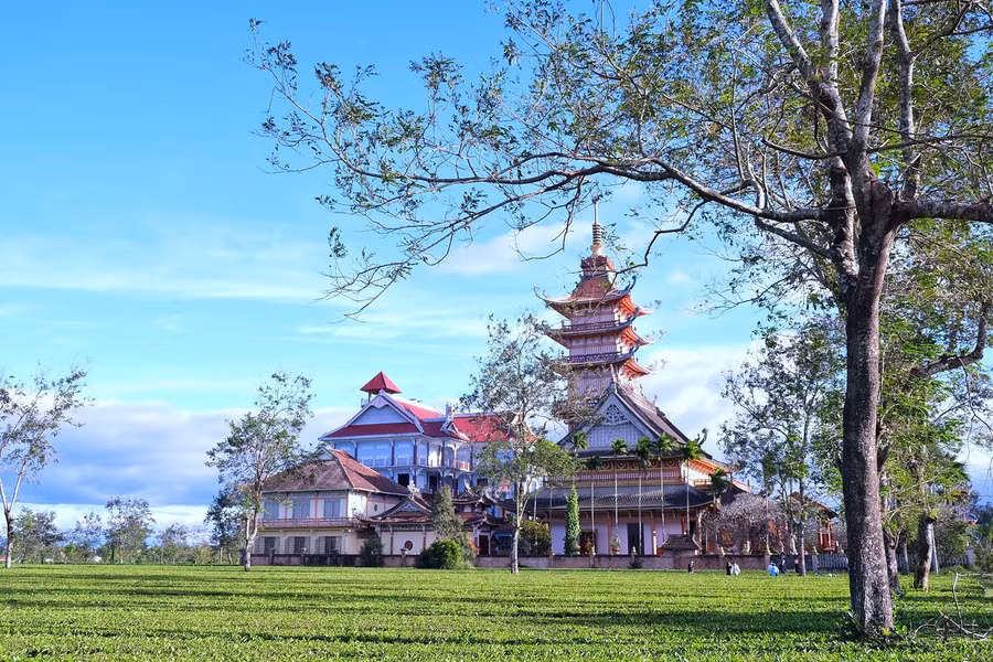 Chùa cổ Bửu Minh an tĩnh giữa đồng trà trăm tuổi là một trong những điểm du lịch hấp dẫn của tỉnh Gia Lai. Ảnh: Minh Châu