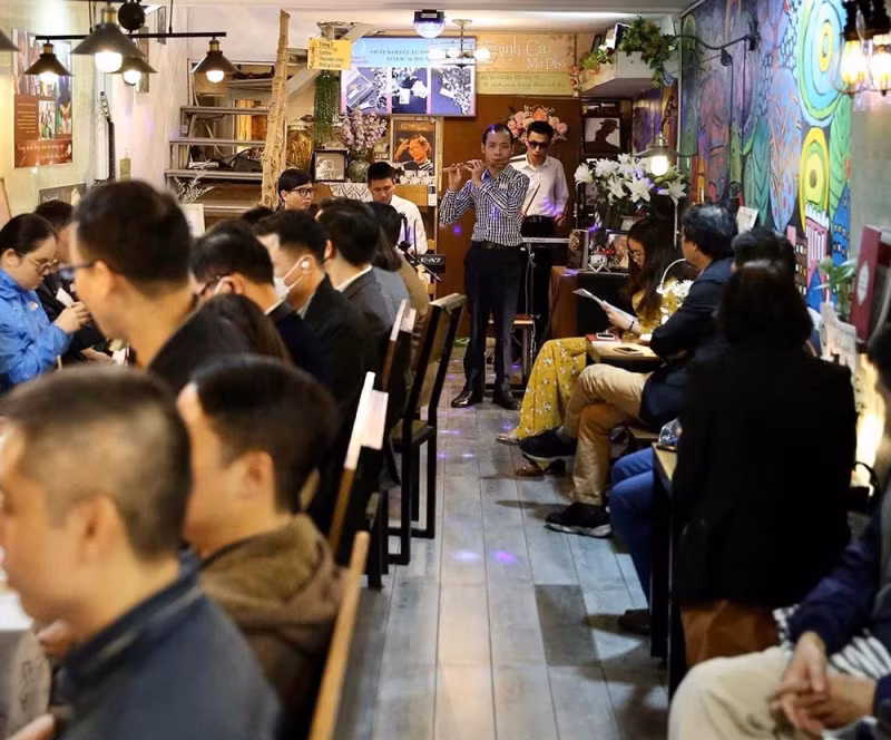 Buổi ra mắt album chật cứng người xem.