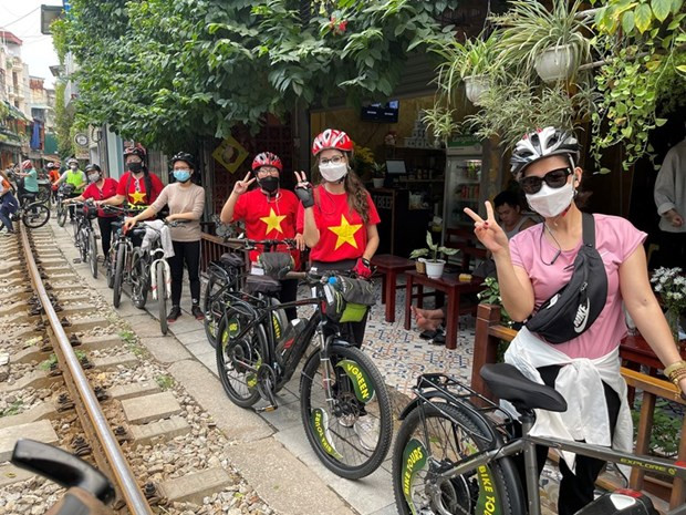 Tour khám phá 'Kiến trúc Pháp trong lòng Hà Nội.' Ảnh: CTV/Vietnam+