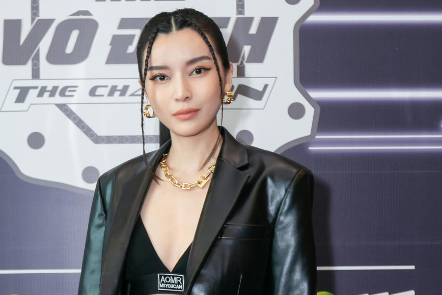 Chiều 1.12, chương trình truyền hình thực tế The Champion - Nhà vô địch chính thức công bố dàn nghệ sĩ tham gia cũng như những huấn luyện viên chất lượng sẽ góp mặt trong gameshow này. Xuất hiện trên thảm đỏ, Cao Thái Hà gây ấn tượng với thần thái lạnh lùng và mái tóc cá tính. Nữ diễn viên là một trong những người đầu tiên xác nhận tham gia chương trình. Ảnh: BTC