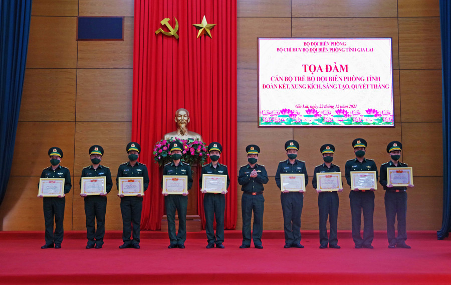 Đại tá Nguyễn Văn Nghị-Phó Chính ủy Bộ đội Biên phòng tỉnh tặng giấy khen cho các cá nhân. Ảnh: Vĩnh Hoàng