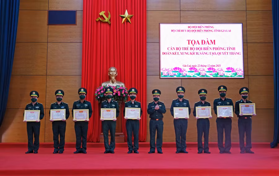 Đại tá Nguyễn Văn Nghị-Phó Chính ủy Bộ đội Biên phòng tỉnh tặng giấy khen cho các cá nhân. Ảnh: Vĩnh Hoàng