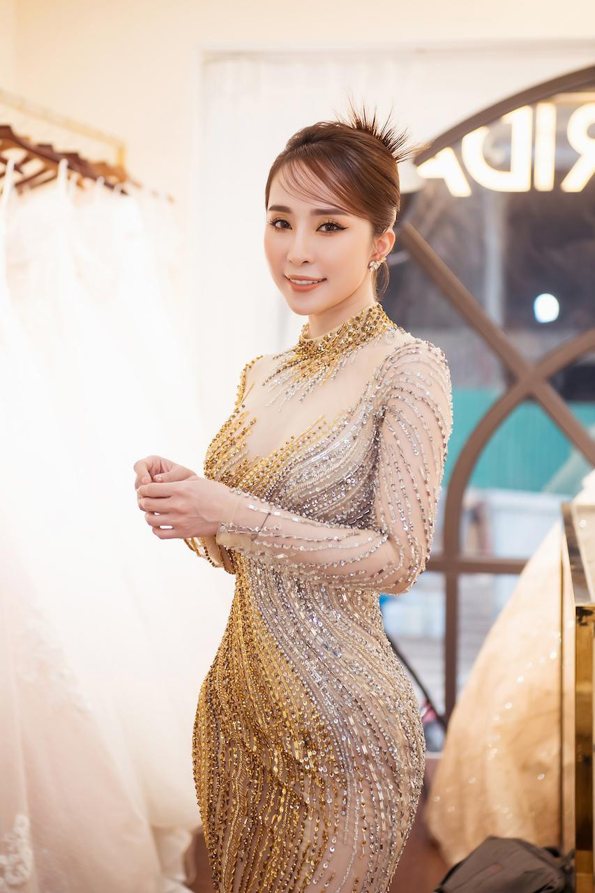 Quỳnh Nga diện chiếc váy xuyên thấu được kết đính tỉ mỉ, khoe sắc vóc gợi cảm tại sự kiện. Ảnh: Trương Gia Huy