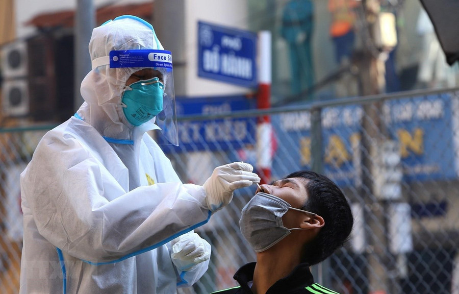 Lực lượng y tế lấy mẫu xét nghiệm cho người dân phố Đỗ Hành. (Ảnh: Hoàng Hiếu/TTXVN)