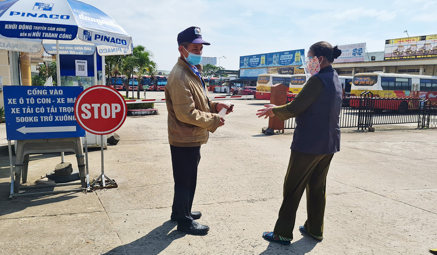 Bến xe, đơn vị vận tải thực hiện nghiêm các biện pháp phòng-chống dịch bệnh. Ảnh: Bá Bính Bến xe, đơn vị vận tải thực hiện nghiêm các biện pháp phòng-chống dịch bệnh. Ảnh: Bá Bính