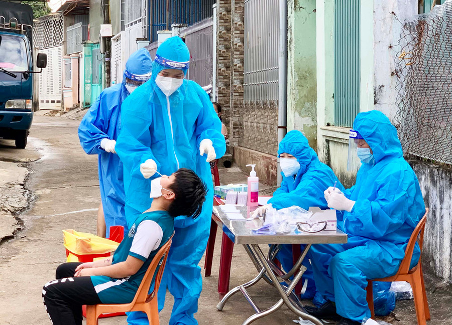 Lực lượng chức năng truy vết các trường hợp liên quan tới dịch Covid-19 tại làng Chuét 1 (phường Thắng Lợi, TP. Pleiku). Ảnh: Bá Bính