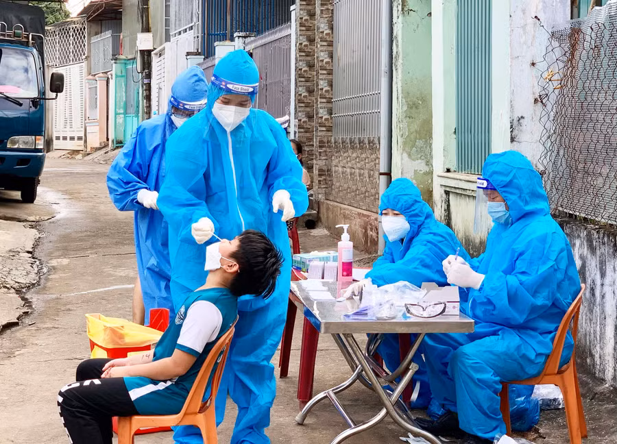 Lực lượng chức năng truy vết các trường hợp liên quan tới dịch Covid-19 tại làng Chuét 1 (phường Thắng Lợi, TP. Pleiku). Ảnh: Bá Bính