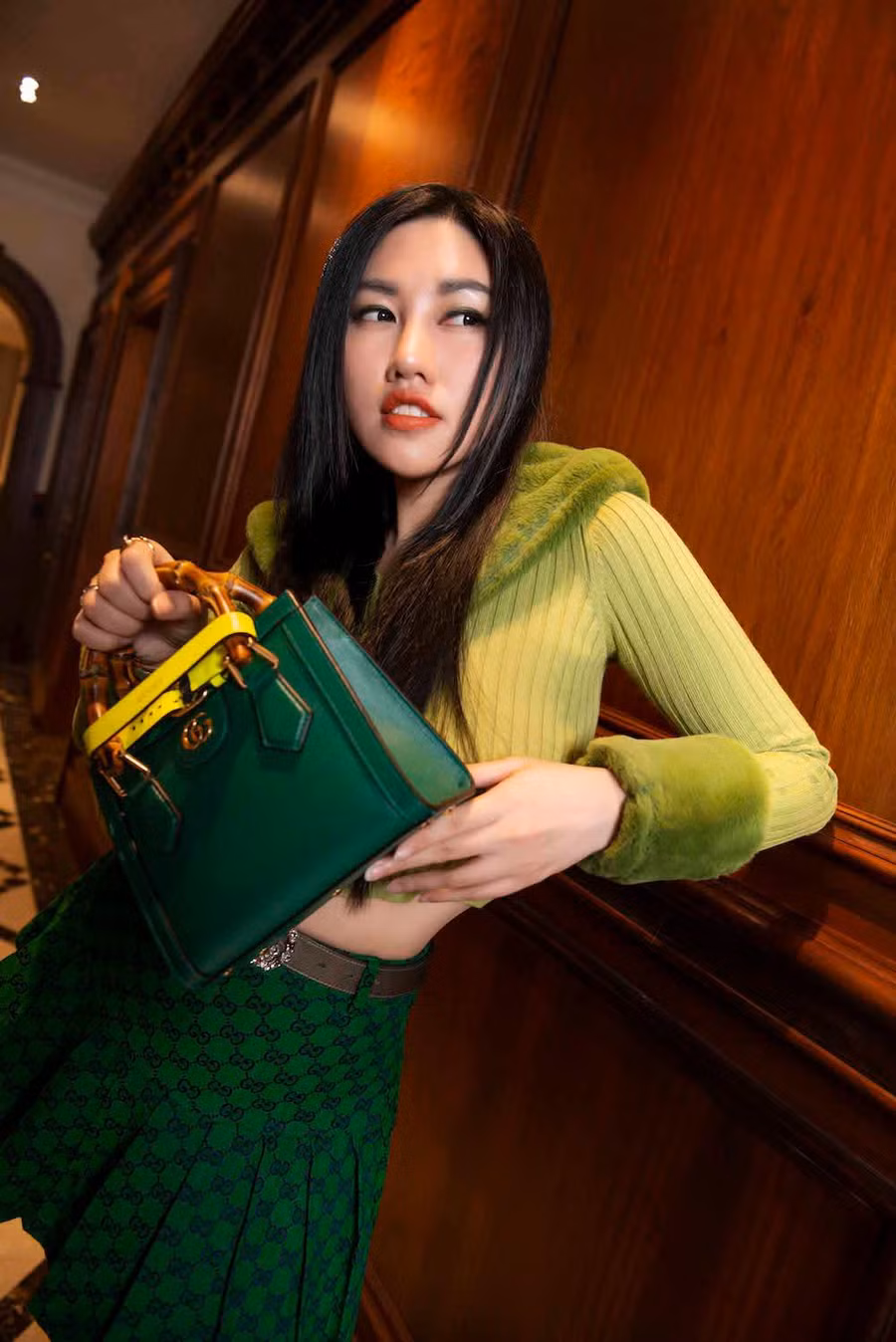 Màu xanh lá đậm, xanh rêu dễ kết hợp với nhiều món đồ khác nhau mang đến vẻ ngoài thanh lịch. Ảnh: Quốc Lê