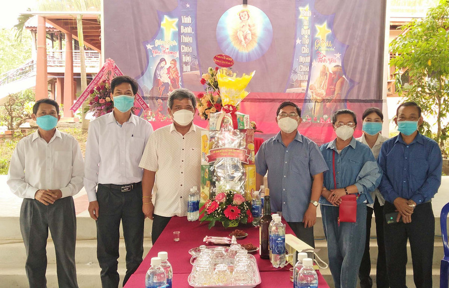 Chủ tịch Ủy ban MTTQ Việt Nam tỉnh Hồ Văn Điềm (thứ 3 từ trái qua) tặng quà, chúc mừng Giáo xứ Phú Túc (huyện Krông Pa). Ảnh: Lê Đại