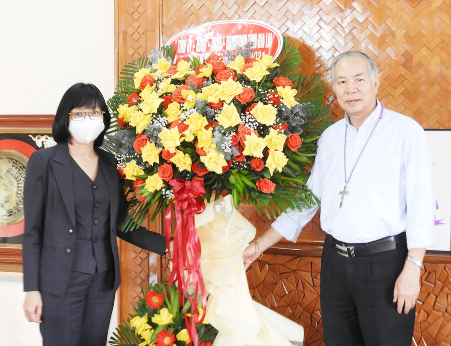 Phó Chủ tịch UBND tỉnh Gia Lai Nguyễn Thị Thanh Lịch (bìa trái) tặng hoa chúc mừng Giáng sinh tại Tòa Giám mục Giáo phận Kon Tum. Ảnh: Thanh Nhật Phó Chủ tịch UBND tỉnh Gia Lai Nguyễn Thị Thanh Lịch (bìa trái) tặng hoa chúc mừng Giáng sinh tại Tòa Giám mục Giáo phận Kon Tum. Ảnh: Thanh Nhật