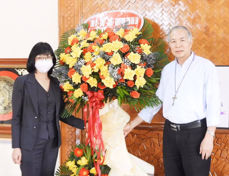 Phó Chủ tịch UBND tỉnh Gia Lai Nguyễn Thị Thanh Lịch (bìa trái) tặng hoa chúc mừng Giáng sinh tại Tòa Giám mục Giáo phận Kon Tum. Ảnh: Thanh Nhật Phó Chủ tịch UBND tỉnh Gia Lai Nguyễn Thị Thanh Lịch (bìa trái) tặng hoa chúc mừng Giáng sinh tại Tòa Giám mục Giáo phận Kon Tum. Ảnh: Thanh Nhật