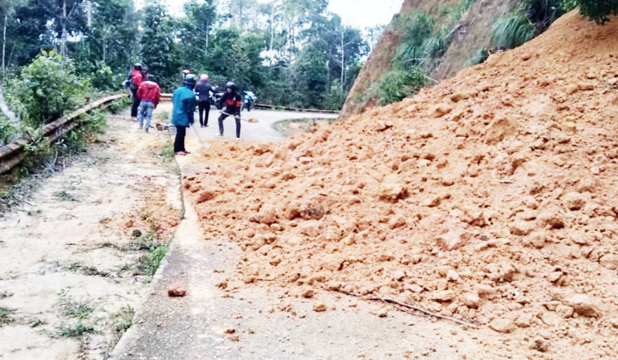  Khắc phục điểm sạt lở trên đường vào xã Kon Pne, huyện Kbang. Ảnh: Hồng Hạnh