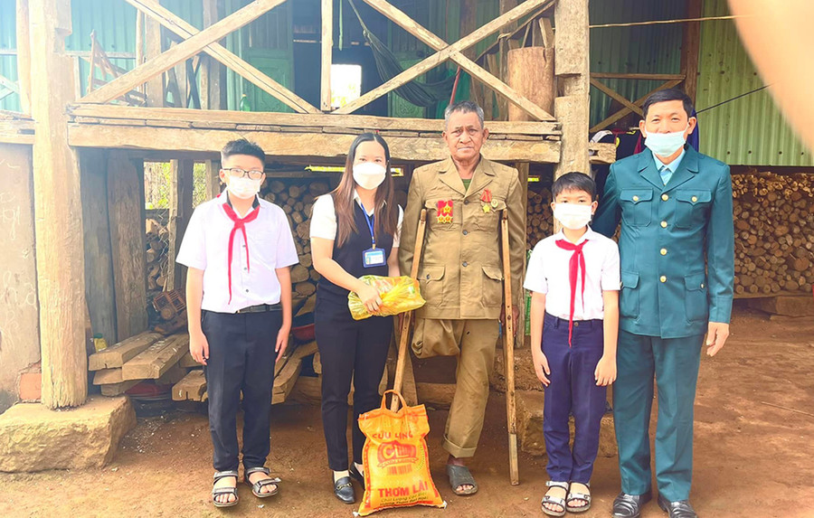 Liên đội Trường Tiểu học Hòa Phú (xã Hòa Phú, huyện Chư Păh) tặng quà cho thương binh Rơ Châm Hối (đứng giữa). Ảnh: Thủy Bình Liên đội Trường Tiểu học Hòa Phú (xã Hòa Phú, huyện Chư Păh) tặng quà cho thương binh Rơ Châm Hối (ở giữa). Ảnh: Thủy Bình