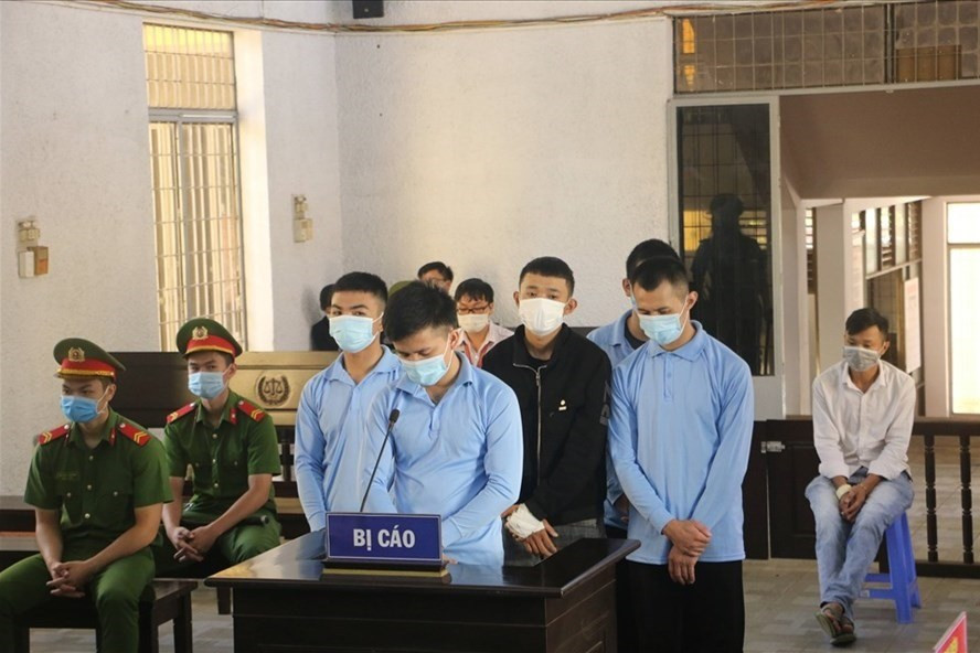 Quang cảnh phiên toà xét xử các đối tượng liên quan đến vụ án ngày 17.6. Ảnh: T.X