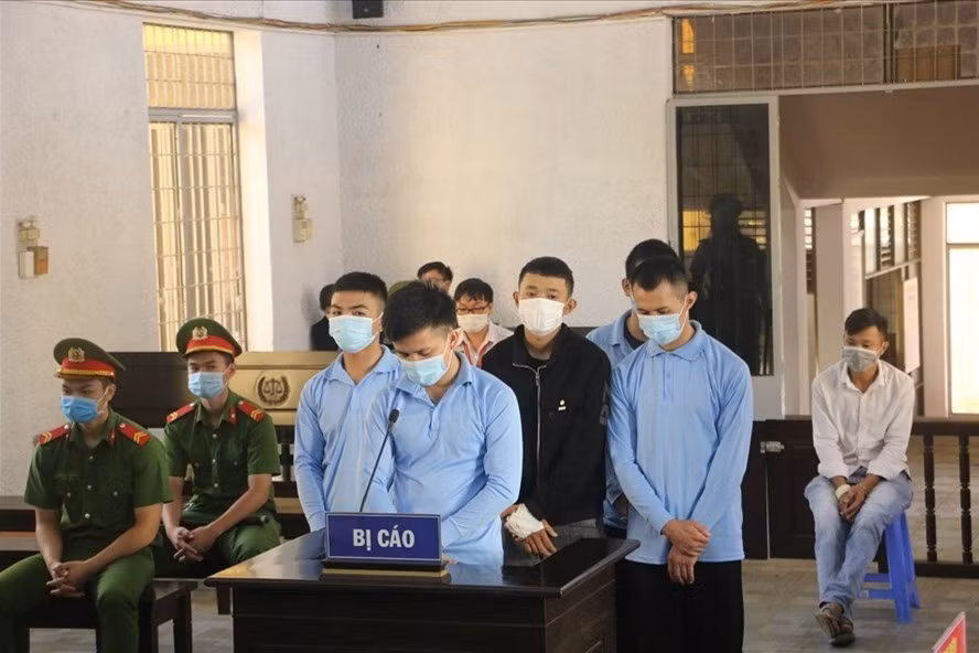 Quang cảnh phiên toà xét xử các đối tượng liên quan đến vụ án ngày 17.6. Ảnh: T.X