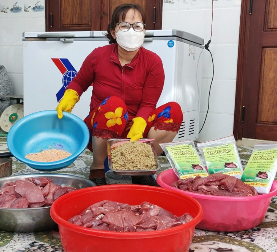 Sản phẩm thịt bò một nắng muối kiến vàng Thiên Ân được làm hoàn toàn thủ công nên giữ được hương vị đặc trưng của món ăn truyền thống. Ảnh: Nguyên Hương