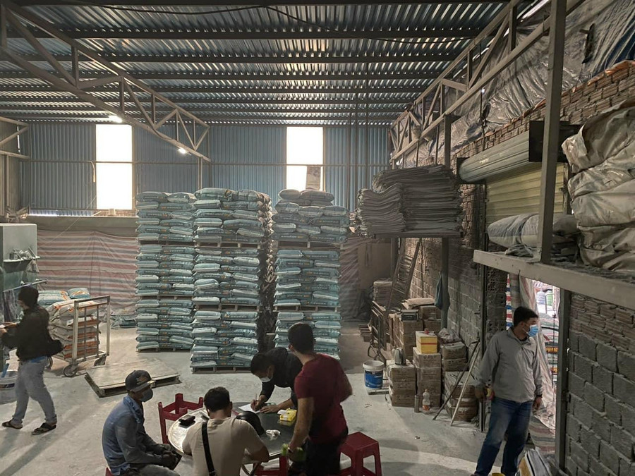 Lực lượng chức năng lập biên bản vụ việc. Ảnh: Văn Tiến Lực lượng chức năng lập biên bản vụ việc. Ảnh: Văn Tiến