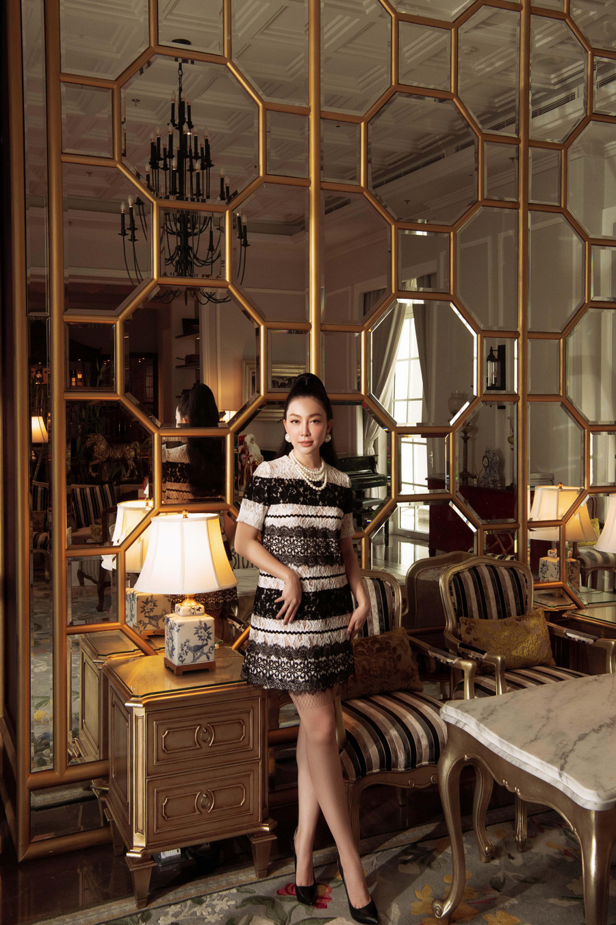 Linh Nga giấu đường cong trong chiếc đầm ren phom suông ngắn trên gối, xen kẽ những mảng ren đen trắng có độ dày mỏng khác nhau. Outfit đơn giản trở nên bắt mắt nhờ bộ phụ kiện ngọc trai sang trọng. Linh Nga giấu đường cong trong chiếc đầm ren phom suông ngắn trên gối, xen kẽ những mảng ren đen trắng có độ dày mỏng khác nhau. Outfit đơn giản trở nên bắt mắt nhờ bộ phụ kiện ngọc trai sang trọng.