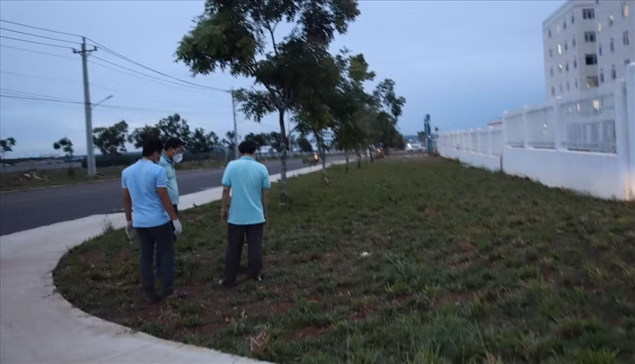 Lực lượng chức năng khám nghiệm điều tra làm rõ vụ án mạng. Ảnh: T.Thành