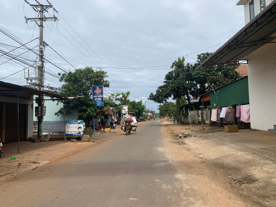 Nhờ người dân tích cực tham gia dọn vệ sinh, các tuyến đường và khu vực công cộng của xã Ia Drăng trở nên thông thoáng, sạch sẽ. Ảnh: Nhật Hào Nhờ tổ chức các buổi tổng dọn vệ sinh, các tuyến đường và các khu vực công cộng của xã trở nên thông thoáng, sạch sẽ.jpg