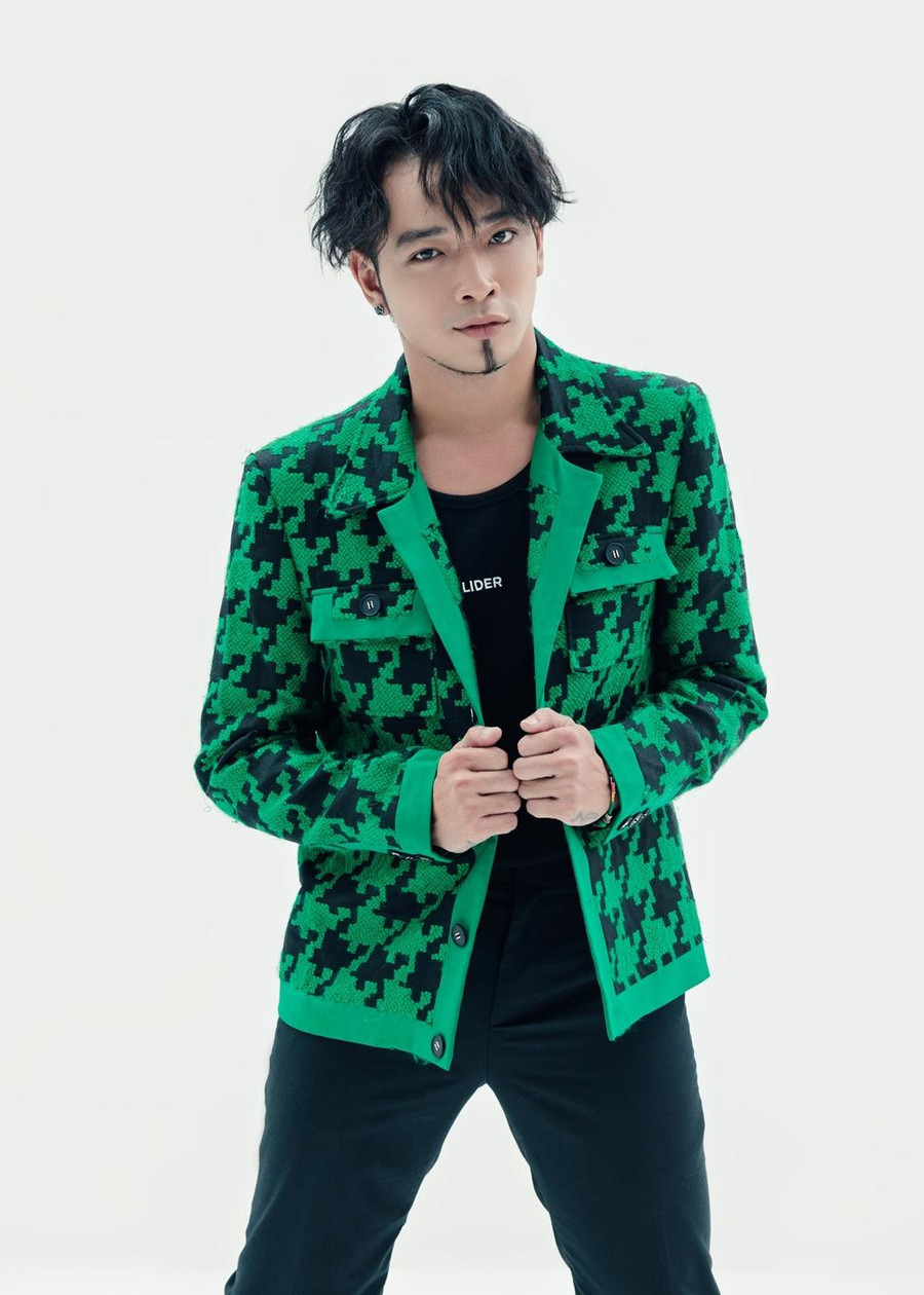 Khác với hình ảnh bụi bặm, phong trần trước đây, Hoàng Phi khiến nhiều người bất ngờ khi biến hóa với vẻ ngoài lãng tử, lịch lãm. Nam diễn viên chọn kiểu tóc xoăn rẽ ngôi, kết hợp cùng trang phục sành điệu trong bộ ảnh mừng tuổi 32. Ảnh: NVCC Khác với hình ảnh bụi bặm, phong trần trước đây, Hoàng Phi khiến nhiều người bất ngờ khi biến hóa với vẻ ngoài lãng tử, lịch lãm. Nam diễn viên chọn kiểu tóc xoăn rẽ ngôi, kết hợp cùng trang phục sành điệu trong bộ ảnh mừng tuổi 32. Ảnh: NVCC