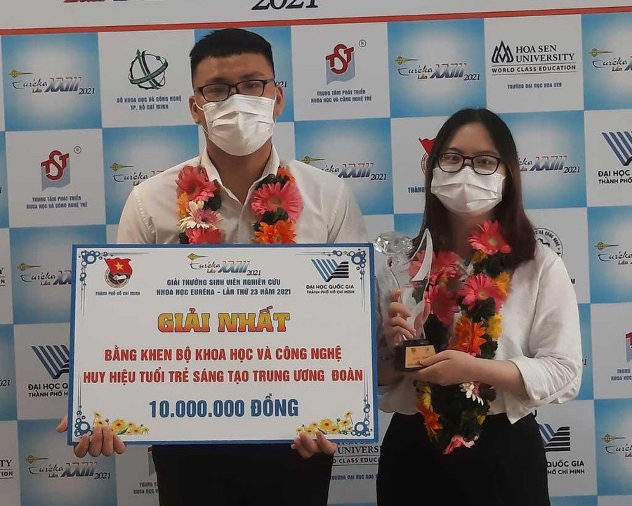 Trí và Tiên nhận giải nhất tại cuộc thi. Ảnh: NVCC