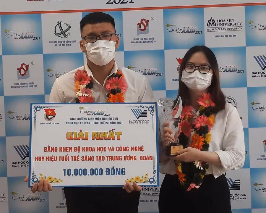 Trí và Tiên nhận giải nhất tại cuộc thi. Ảnh: NVCC