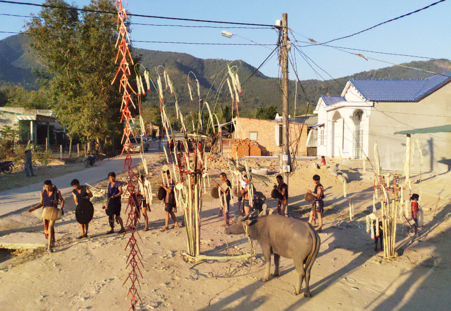 Cây nêu “cao” trong lễ mừng lúa mới của dân làng Ba Rgốc. Ảnh: T.N