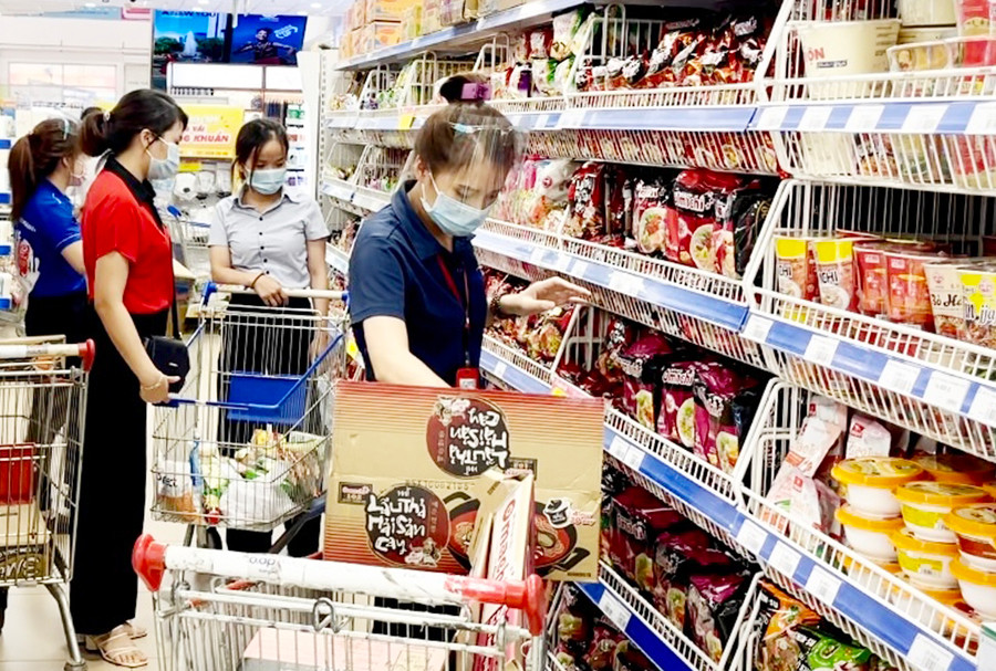 Các doanh nghiệp đầu mối, siêu thị đã đảm bảo lượng hàng hóa dự trữ phục vụ nhu cầu mua sắm của người dân trong dịp Tết. Ảnh: Vũ Thảo