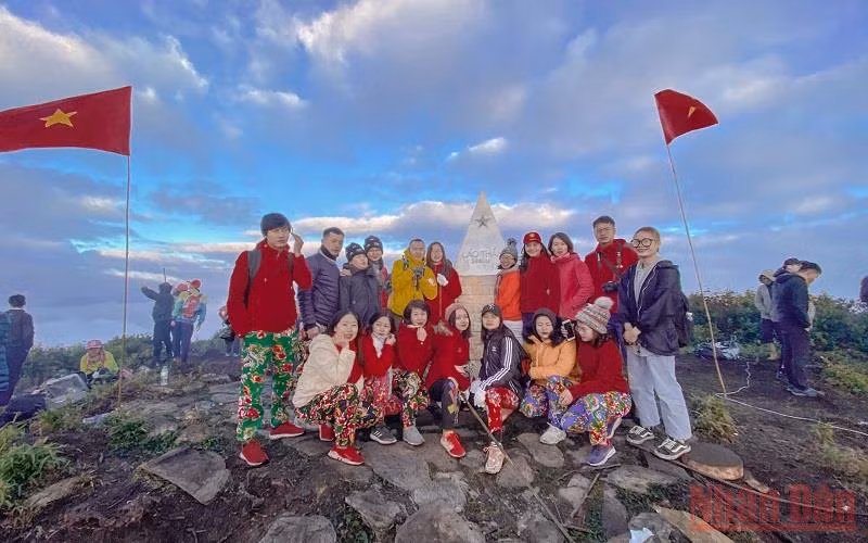 Hướng dẫn viên Trúc Hạ dẫn khách du lịch tại Lảo Thẩn, Bát Xát, Lào Cai.