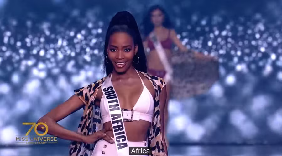 Đại diện Nam Phi gây ấn tượng bởi nụ cười rạng rỡ khi tạo dáng. Ảnh: Chụp màn hình