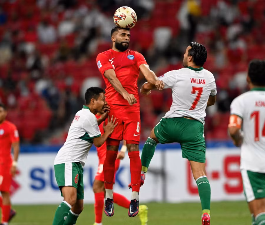  Cuộc tái đấu giữa Indonesia và Singapore (áo đỏ) hứa hẹn nảy lửa. Ảnh: FAS