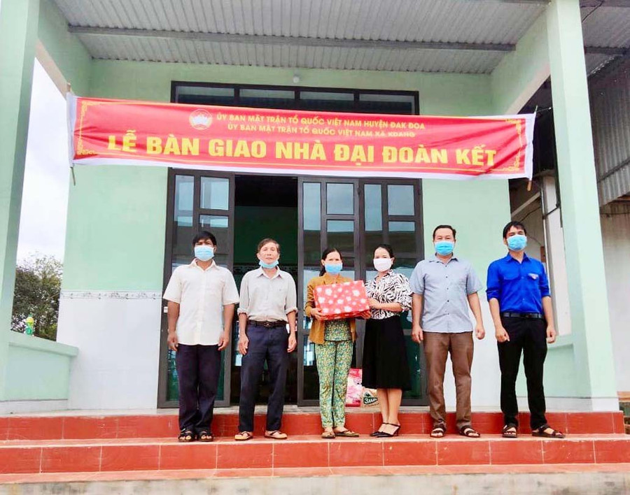 Bàn giao nhà "Đại đoàn kết" cho gia đình ông Phạm Văn Thoại (thôn Hà Lòng 2, xã Kdang, huyện Đak Đoa). Ảnh: R'Ô HOK Quang cảnh lễ bàn giao nhà Đại đoàn kết cho gia đình ông Phạm Văn Thoại. Ảnh: R'Ô HOK