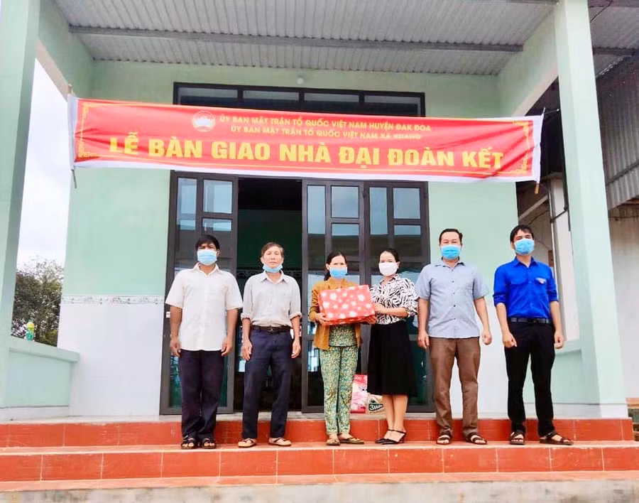 Quang cảnh lễ bàn giao nhà Đại đoàn kết cho gia đình ông Phạm Văn Thoại. Ảnh: R'Ô HOK