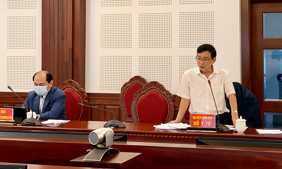 Phó Giám đốc phụ trách Sở Y tế Nguyễn Đình Tuấn phát biểu ý kiến tại cuộc họp. Ảnh: Như Nguyện Ông Nguyễn Đình Tuấn- Phó Giám đốc phụ trách Sở Y tế tỉnh nêu ý kiến tại cuộc họp. Ảnh: Như Nguyện