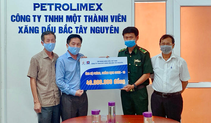 Ban Liên lạc kháng chiến tỉnh kết nối với Công ty TNHH một thành viên Xăng dầu Bắc Tây Nguyên tặng quà Đồn Biên phòng Ia Nan (huyện Đức Cơ). Ảnh: Mộc Trà Ban Liên lạc kháng chiến tỉnh kết nối với Công ty TNHH một thành viên Xăng dầu Bắc Tây Nguyên tặng quà Đồn Biên phòng Ia Nan (huyện Đức Cơ). Ảnh: Mộc Trà