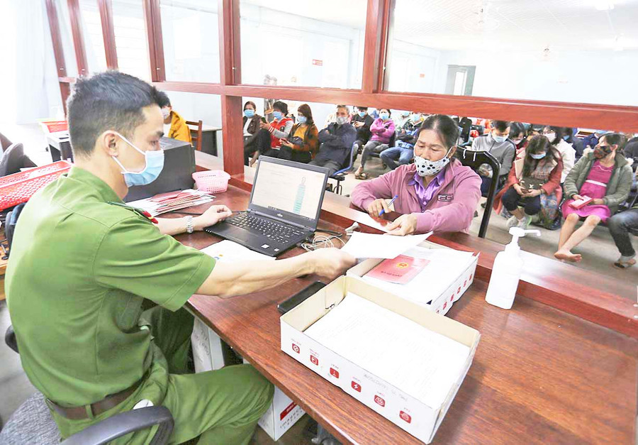 Người dân đến làm thủ tục cấp CCCD gắn chip điện tử tại Phòng Cảnh sát Quản lý hành chính về Trật tự xã hội (Công an tỉnh). Ảnh: V.N