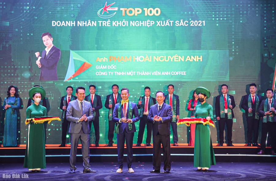 Anh Phạm Hoài Nguyên Anh, Giám đốc Công ty TNHH MTV ANH Coffee (đứng giữa, hàng trên cùng) tại Lễ vinh danh.