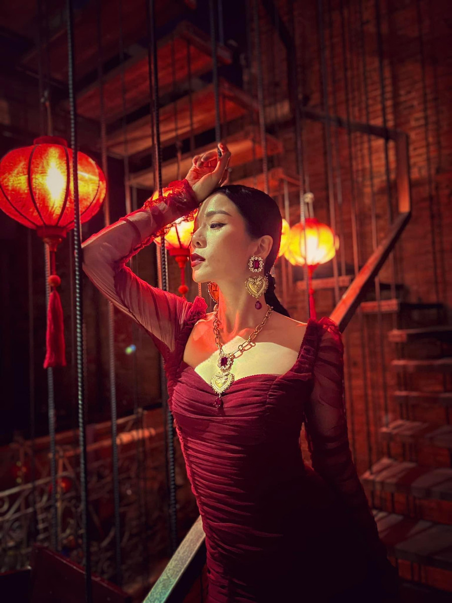 Để đáp lại tình cảm của mọi người dành cho mình, nữ ca sĩ Lệ Quyên cũng tiết lộ về dự án sắp tới của bản thân. "Trước Tết, Quyên sẽ ra mắt 2 MV đối với dòng nhạc trẻ. Hiện tại, mình cũng đang chuẩn bị quay rồi nhưng vì ê-kíp khá bận rộn nên vẫn chờ sắp xếp và quay luôn. Sau đó, Quyên sẽ có một album bolero với nhiều sự kết hợp đặc biệt nên mong mọi người cùng chờ đợi. Các dự án sẽ được thực hiện liên tiếp từ giờ cho đến sang năm", giọng ca Ai khổ vì ai tâm sự. Ảnh: NVCC Để đáp lại tình cảm của mọi người dành cho mình, nữ ca sĩ Lệ Quyên cũng tiết lộ về dự án sắp tới của bản thân.