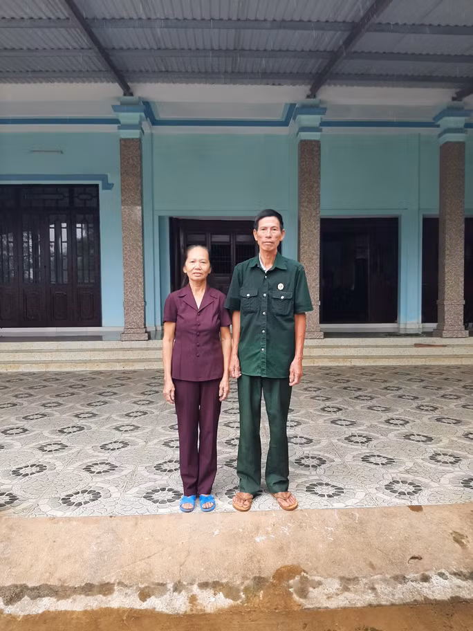 Thương binh Nguyễn Văn Bình cùng vợ trên quê nhà ở huyện Vĩnh Linh, tỉnh Quảng Trị. (Ảnh tư liệu gia đình)