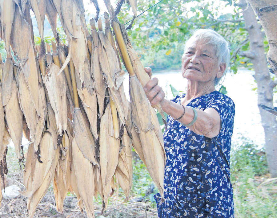 Nghệ nhân Ưu tú H’Ben lúc sinh thời. Ảnh: Huỳnh Văn Mỹ