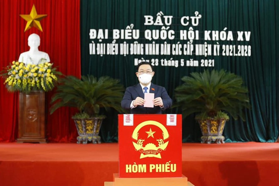 Chủ tịch Quốc hội Vương Đình Huệ bỏ lá phiếu đầu tiên tại điểm bỏ phiếu số 1 thị trấn An Lão, Hải Phòng. Ảnh: PV Chủ tịch Quốc hội Vương Đình Huệ bỏ lá phiếu đầu tiên tại điểm bỏ phiếu số 1 thị trấn An Lão, Hải Phòng. Ảnh: PV