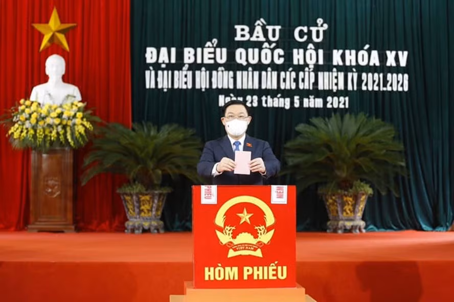 Chủ tịch Quốc hội Vương Đình Huệ bỏ lá phiếu đầu tiên tại điểm bỏ phiếu số 1 thị trấn An Lão, Hải Phòng. Ảnh: PV