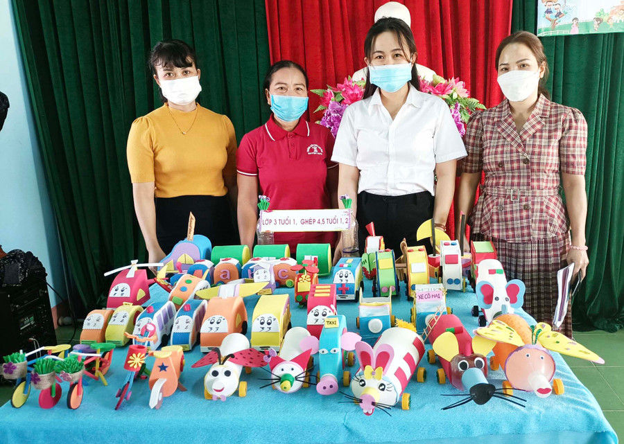 Từ những vật liệu phế thải, nguyên liệu sẵn có của địa phương, các cô giáo Trường Mẫu giáo Sao Mai (xã Ia Ma Rơn) đã sáng tạo thành đồ dùng dạy học, đồ chơi đẹp mắt. Ảnh: Vũ Chi Ảnh: Vũ Chi
