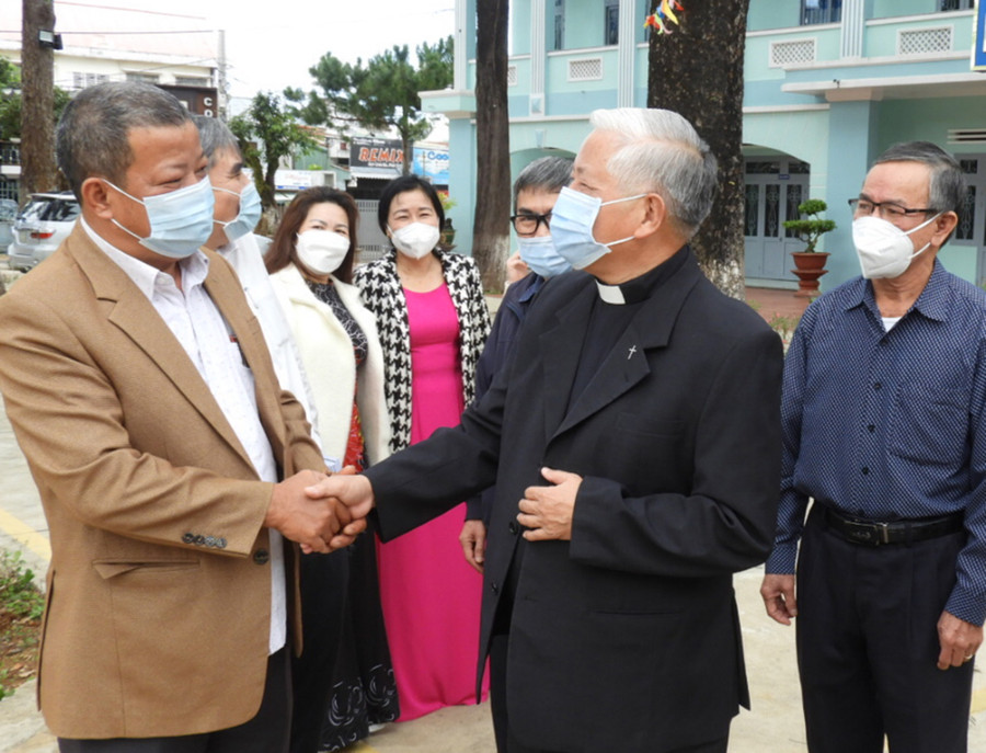 Trưởng Ban Tôn giáo tỉnh Hồ Hải Tần (bìa trái) nói chuyện trao đổi với đồng bào có đạo nhân dịp Lễ Giáng sinh 202. Ảnh: Thanh Nhật