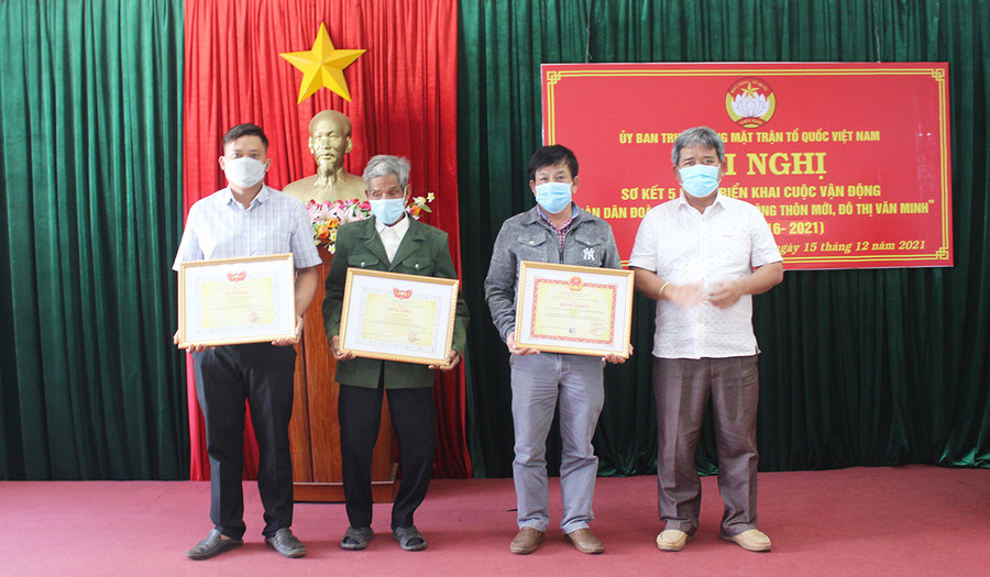 Thừa ủy quyền của Ủy ban MTTQ Việt Nam, ông Hồ Văn Điềm-Chủ tịch Ủy ban MTTQ Việt Nam tỉnh tặng bằng khen cho các cá nhân, tập thể có thành tích trong thực hiện cuộc vận động. Ảnh: Phan Lài