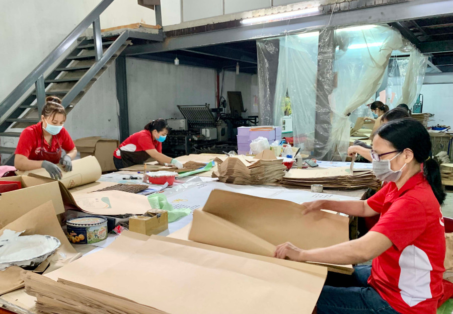 Người lao động làm việc tại Công ty cổ phần Trường Xuân (TP. Pleiku). Ảnh: Như Nguyện Người lao động tại Công ty cổ phần Trường Xuân (TP. Pleiku) sớm nhận được tiền hỗ trợ theo Nghị quyết số 116/NQ-CP. Ảnh: Như Nguyện