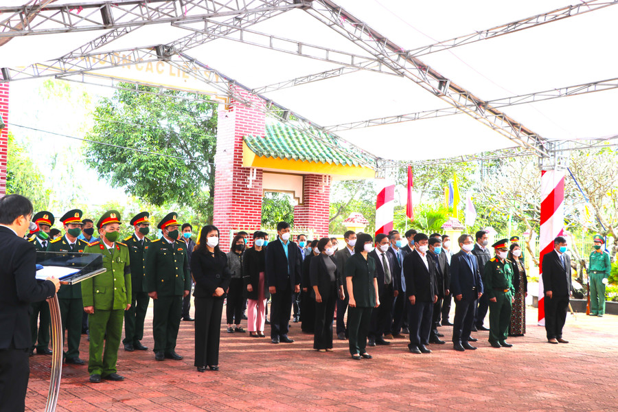 Thị ủy, HĐND, UBND, Ủy ban MTTQ Việt Nam thị xã An KThị ủy, HĐND, UBND, Ủy ban MTTQ Việt Nam thị xã An Khê tổ chức lễ truy điệu và an táng 10 hài cốt liệt sĩ. Ảnh: Ngọc MinhThị ủy, HĐND, UBND, Ủy ban MTTQ Việt Nam thị xã An Khê tổ chức lễ truy điệu và an táng 10 hài cốt liệt sĩ. Ảnh: Ngọc Minhhê tổ chức lễ truy điệu và an táng 10 hài cốt liệt sĩ. Ảnh: Ngọc Minh